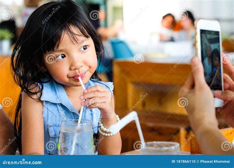 Eau Potable De Fille Asiatique D Enfant Photo Stock Image Du Contr Le