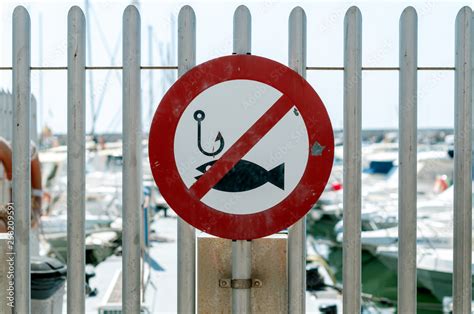 Señal de prohibido pescar en el puerto Stock Photo Adobe Stock