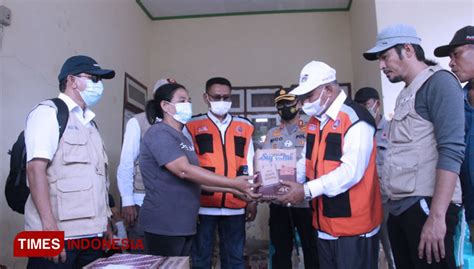 Tinjau Lokasi Banjir Di Halteng Wagub Malut Serahkan Bantuan Untuk