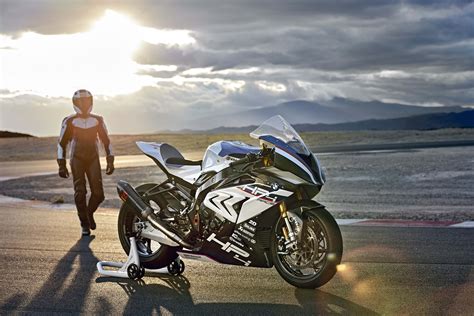 Mega Gallery: BMW HP4 Race - Asphalt & Rubber