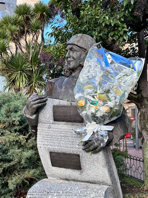 Flores En La Estatua De La Escritora Carmen Mart N Gaite Por El