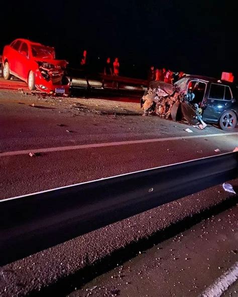 Batida Frontal Entre Carros Deixa Feridos Na Ponte Sobre O Lago De