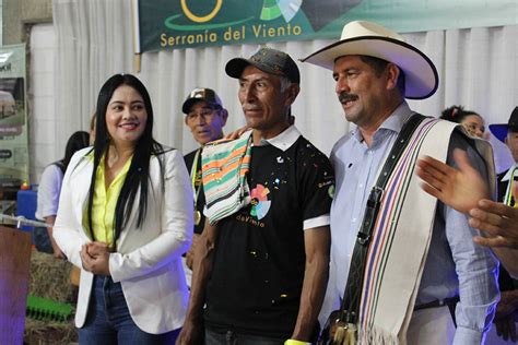 Juan Valdez Y El Profesor Yarumo Acompa Aron La Premiaci N De Taza