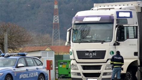 Autostrada A Ubriaco Alla Guida Di Un Tir Bloccato Dalla Polizia