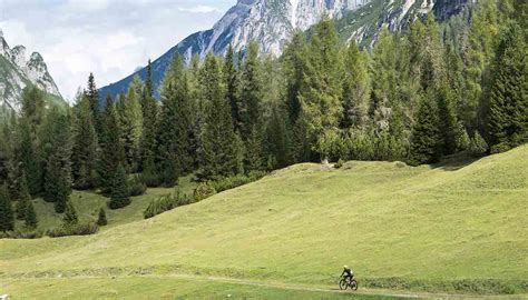 In Bicicletta Allombra Delle Tre Cime Di Lavaredo