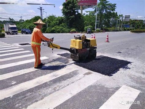 公路养护修补坑槽清理涵洞确保雨季公路畅通安全 路面