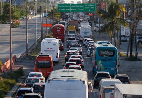 Caos Vial Rumbo Al Aeropuerto De Canc N Afect A Mil Turistas