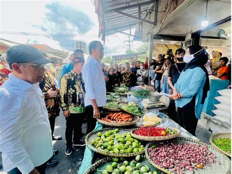 Presiden Jokowi Cek Harga Kebutuhan Pokok Di Pasar Baleendah Bandung