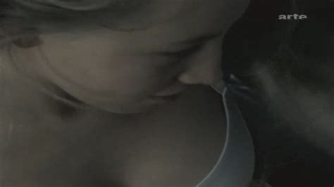 Naked Isild Le Besco In La Puce