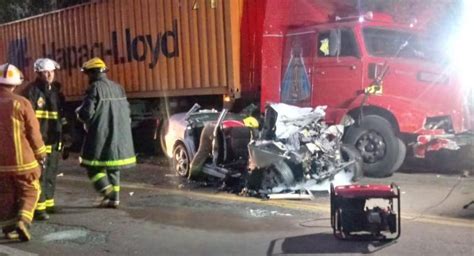 Grave Acidente Entre Carreta E Carro Deixa Dois Mortos E Dois Feridos