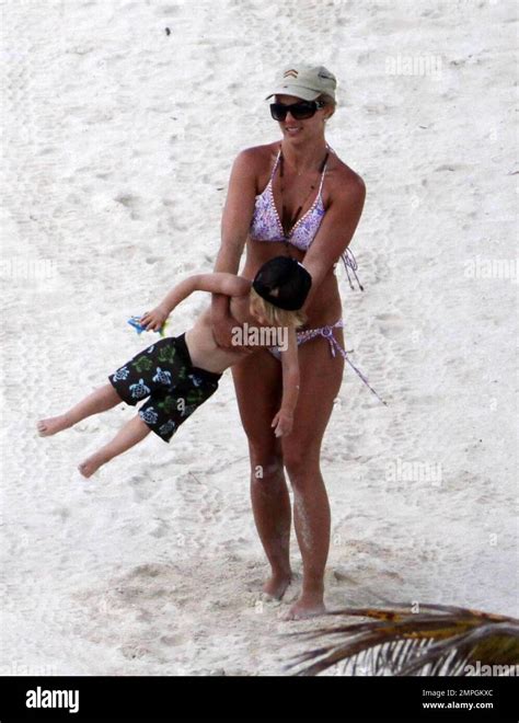 Exclusivo Popstar Britney Spears Se Ve En Gran Forma En La Playa Con