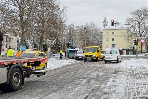 Kreuzungscrash In Chemnitz Pkw In Gleisbett Geschleudert