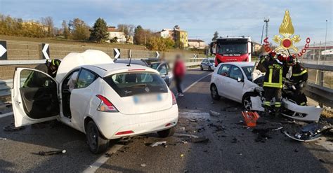 Carambola Di Auto Sulla Tangenziale Quattro Veicoli Coinvolti Cinque