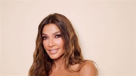 Catherine Fulop cautivó con su bella figura en bikini a sus casi años