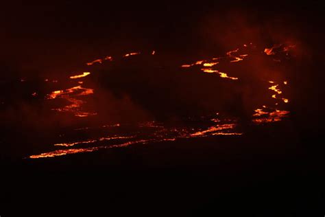 冒纳罗亚火山继续喷发