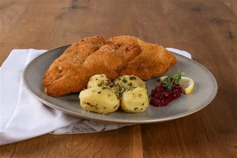 Schweineschnitzel Mit K Rbiskernkartoffeln Vulcano Schinkenmanufaktur