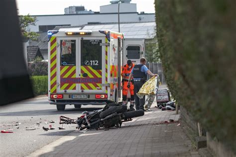 17 jähriger Motorradfahrer stößt Frontal mit VW Caddy zusammen