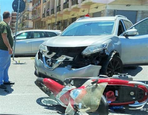 Messina Brutto Incidente Sul Viale Giostra Scooter A Terra Foto