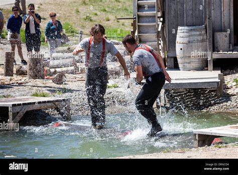 Log Rolling Competition Hi Res Stock Photography And Images Alamy