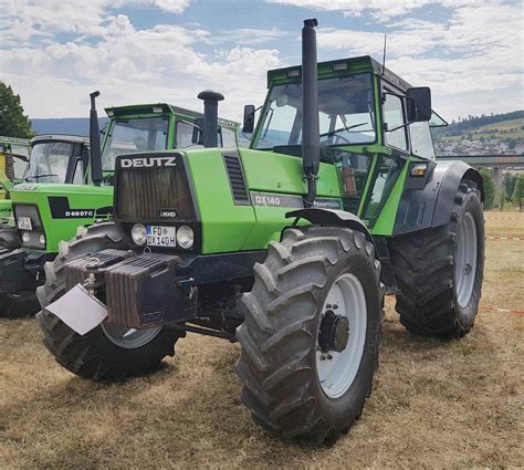 Deutz Dx 310 Steht Zur Getreideanlieferung Auf Dem Betriebshof Der