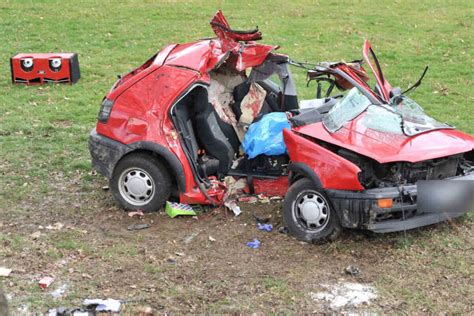 T Dlicher Verkehrsunfall J Hriger Stirbt J Hriger Schwerst