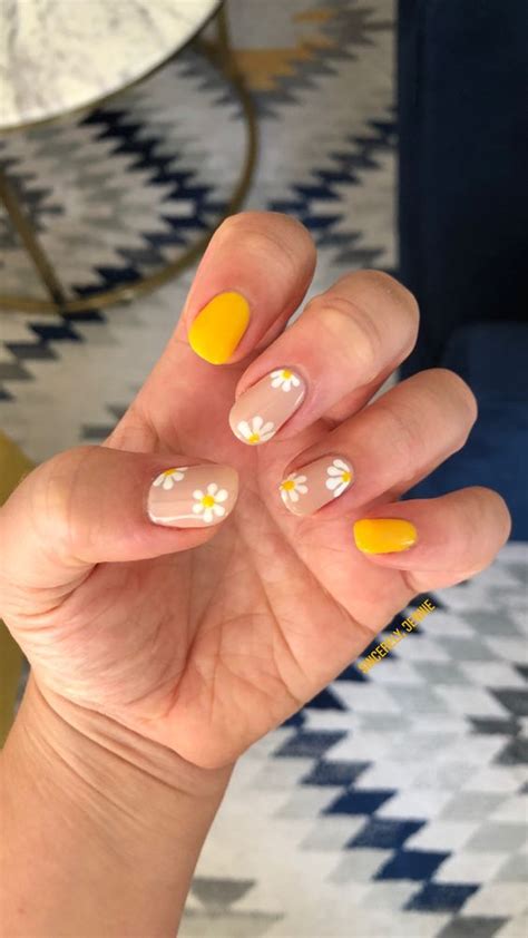 38 Daisy Nails For A Delicate And Romantic Manicure Chasing Daisies