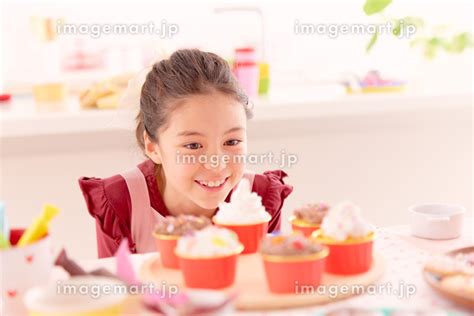 カップケーキを作るハーフの女の子の写真素材 208307663 イメージマート