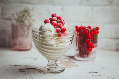 Arándanos Y Helado En Una Taza De Vidrio Sobre Un Fondo Blanco Con