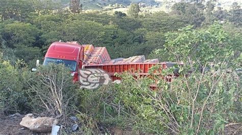 Tráiler cae a un barranco en la carretera Orizaba Tehuacán