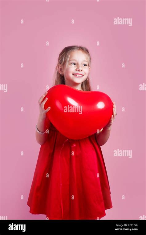 Petite Fille Avec Coeur De Ballon Banque De Photographies Et Dimages à