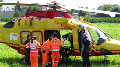 Cantù bimbo di 18 mesi cade in piscina Il padre riesce a rianimarlo e