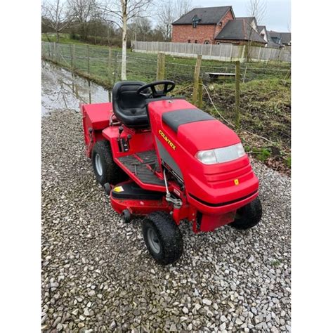 A COUNTAX C38H HYDROSTATIC RIDE ON LAWN MOWER WITH HONDA ENGINE