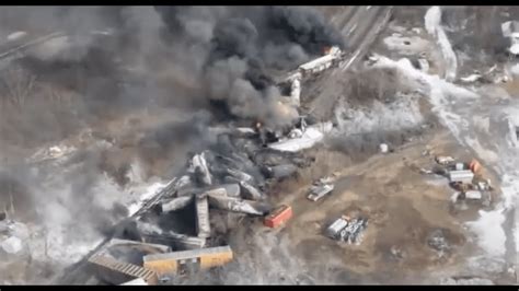 Aux États Unis un train transportant des produits chimiques toxiques