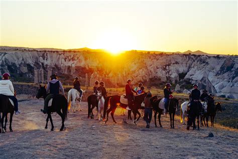 Sunset Horse Riding Tour – Moonlight Horse Ranch