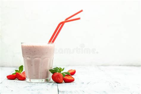 Vidrio Con Smoothie De Fresa Sabroso Con Bayas Y Yogur En Frasco De