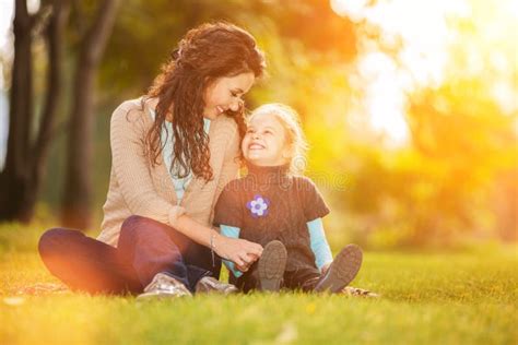 Madre, Padre E Hija Felices En El Parque Foto de archivo - Imagen de