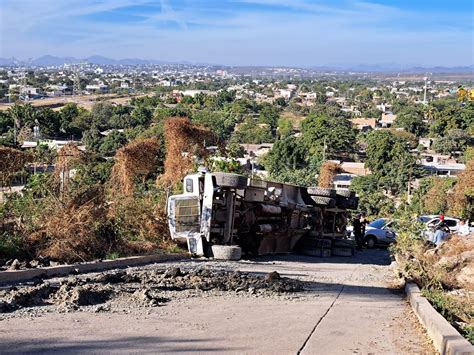 No soportó el peso Vuelca camión cargado de cemento en loma del