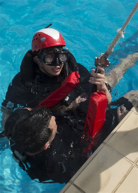 DVIDS - Images - Search and Rescue swimmer training [Image 3 of 10]