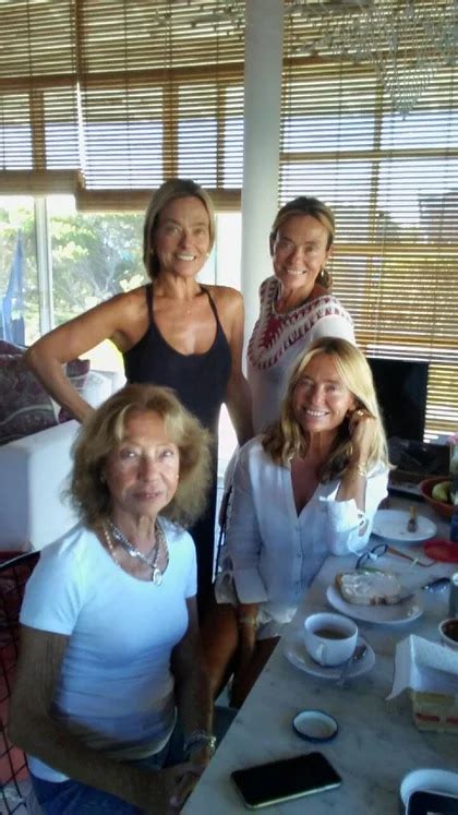 La espectacular figura de las Trillizas de Oro a los 58 años posaron en bikini y sin Photoshop