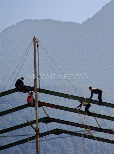 ANGKA KECELAKAAN KERJA KONSTRUKSI | ANTARA Foto