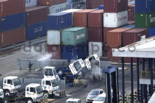 Bongkar Muat Peti Kemas Di Pelabuhan Tanjung Priok Datatempo