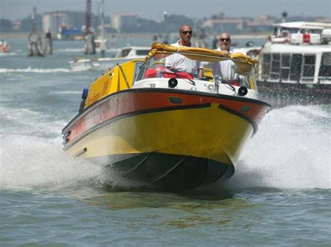 Venezia Dalle Acque Del Lido Affiora Il Corpo Di Una Donna Su Un