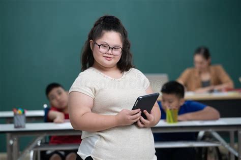 Retrato De Joven Chica Síndrome De Down Sosteniendo Tablet Ordenador En