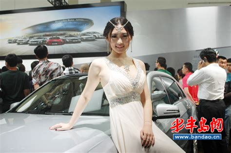 Models at Qingdao int'l auto show _ China.org.cn