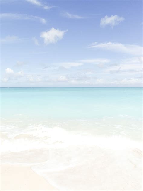 Blue Skies at Leeward Beach in Providenciales - Entouriste