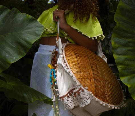 Carol Barreto lança livro sobre ensino e aprendizagem em moda afro