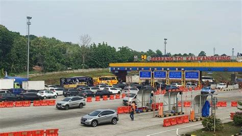 17 Ribu Kendaraan Keluar Masuk Gerbang Tol Kalikangkung Semarang