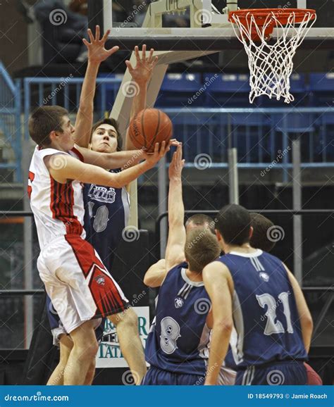 Tentativa Del Bloque Del Tiro De Los Muchachos Del Baloncesto Foto De