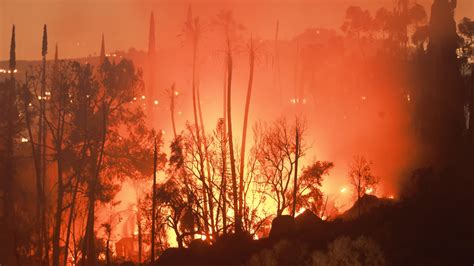 États Unis des incendies font rage en Californie des milliers d