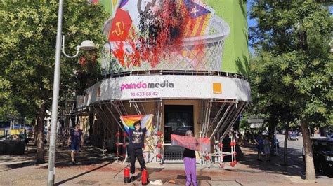 Futuro Vegetal Lanza Pintura A La Lona De Vox Que Critica El Feminismo